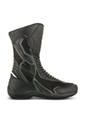 Alpinestars Air Plus V2 GORE-TEX støvler, sorte motorcykeltouringstøvler, sidevisning der viser ventileret mesh og perforeret læderkonstruktion, vandtæt og åndbart design, forstærkede beskyttelsesområder, robust gummisål, GORE-TEX branding-detalje