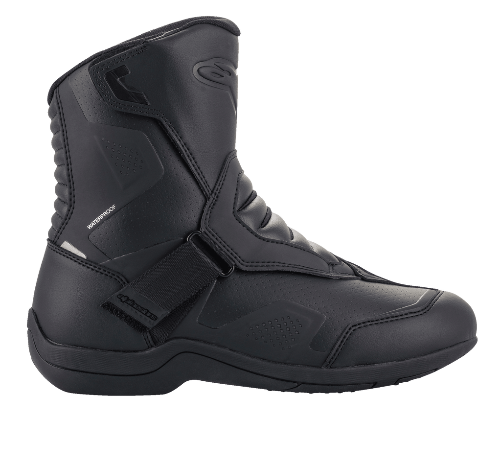 Alpinestars Ridge V2 Waterproof Boot, sidevisning af sort Tech Touring motorcykelstøvle, holdbar mikrofiberkonstruktion med perforerede paneler, bred lukning med velcrorem, harmonika-flexzoner ved anklen, strømlinet vandtæt design til landevejskørsel i al slags vejr