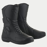 Alpinestars Origin Drystar® støvler, van d tætte motor cykel s tøvler til touring, sort, med over d el i mikrofiber, har mon ikaf l ek s zon er for an og bagpå, syn t et is k gear s k i f t e p u d e og præget logo, d es ig n et til vej- og ad v en t ur e k ør s el