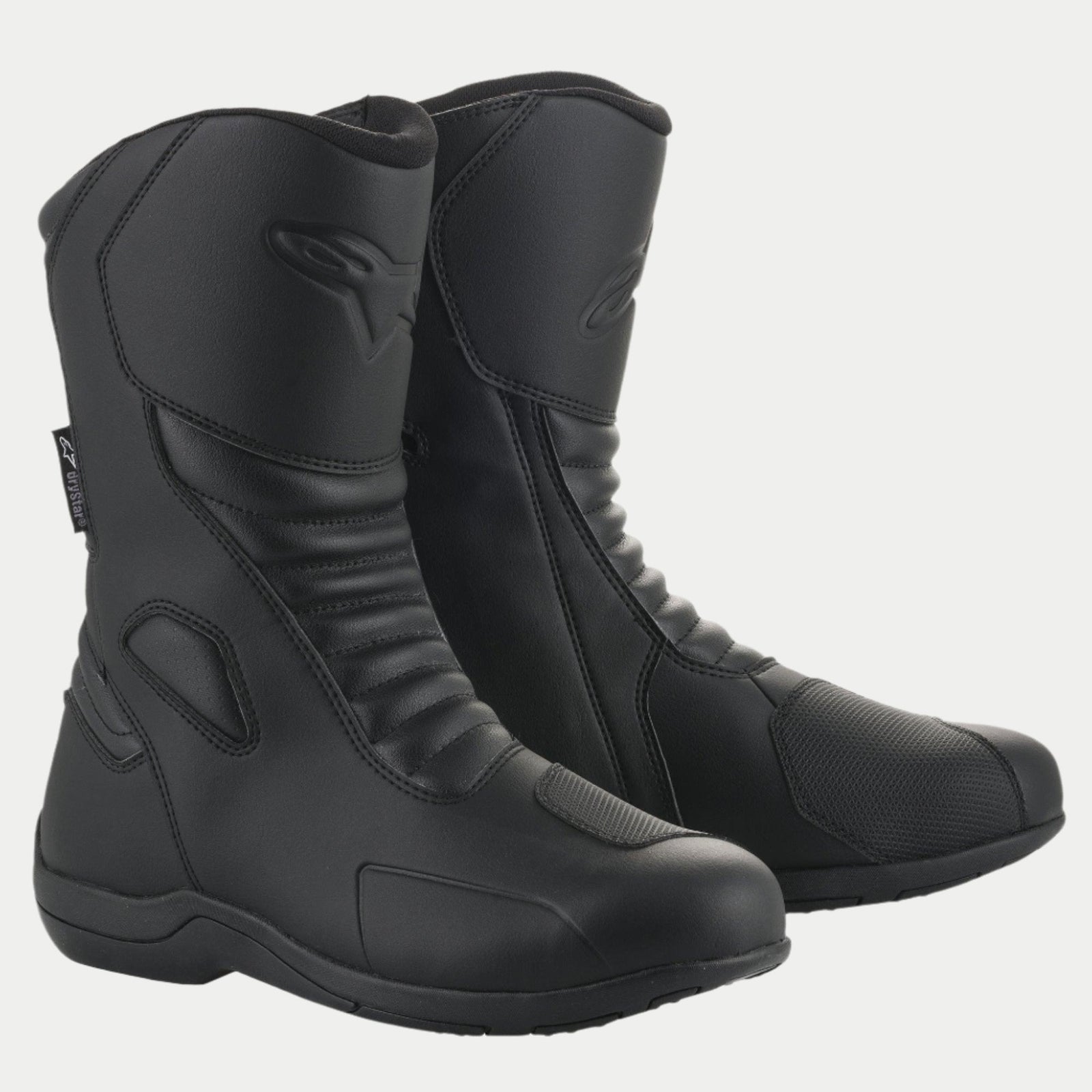 Alpinestars Origin Drystar® støvler, van d tætte motor cykel s tøvler til touring, sort, med over d el i mikrofiber, har mon ikaf l ek s zon er for an og bagpå, syn t et is k gear s k i f t e p u d e og præget logo, d es ig n et til vej- og ad v en t ur e k ør s el