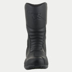 Alpinestars Origin Drystar® støvler, sorte motorcykel touring-støvler, set forfra med harmonika-flekszoner, præget logo på skinnebenet, holdbar mikrofiberkonstruktion og syntetisk gearskiftepude