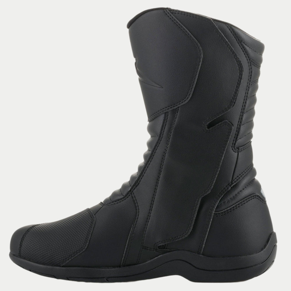 Alpinestars Origin Drystar® støvler, sorte touringstøvler til motorcykel, sideprofil af indersiden som viser åbningssystemets klap, mikrofiber-overdel med harmonikaflekszoner foran og bagpå, holdbart vandtæt design til vej- og adventure-kørsel
