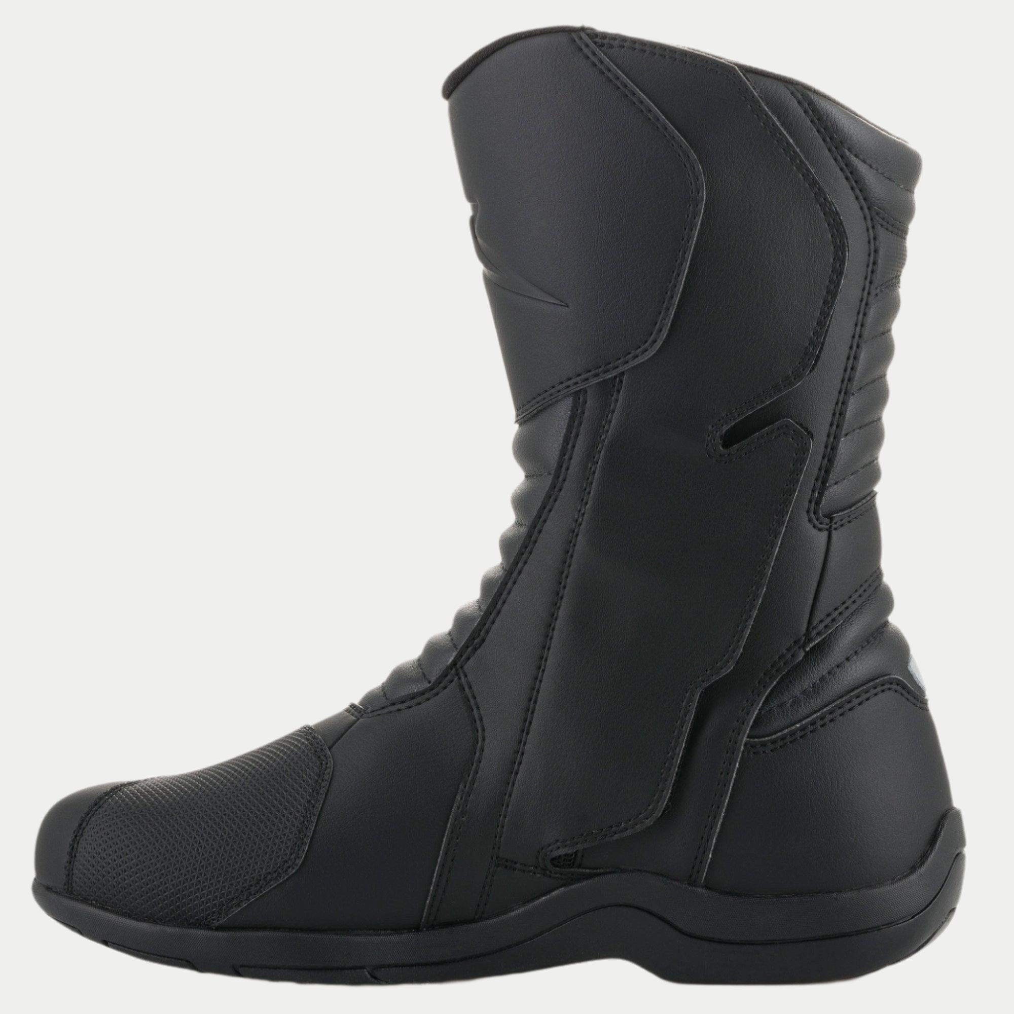Alpinestars Origin Drystar® støvler, sorte touringstøvler til motorcykel, sideprofil af indersiden som viser åbningssystemets klap, mikrofiber-overdel med harmonikaflekszoner foran og bagpå, holdbart vandtæt design til vej- og adventure-kørsel
