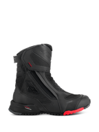 Alpinestars RT-7 Drystar støvler, motorcykelstøvler til touring, sort med rød detalje på sålen, vandtæt og åndbar, sideprofil med lateral lynlås og velcro-lukning, teksturerede tekstilpaneler med reflekterende prikker, robust sål med groft mønster, avanceret syntetisk konstruktion