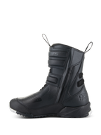 Alpinestars Stella RT-7 Touring Drystar® støvler til damer, motorcykel-touringstøvler til kvinder, sort, set fra siden med dobbelt lynlåsåbning, Velcro-stropjusteringer, forstærkede beskyttelseszoner og robust sål til adventure-kørsel