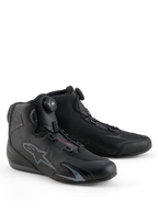 Alpinestars Celer sko, motorcykelsko, sort og mørkegrå, med integreret Rotor-lukkesystem for præcis pasform, teknisk mikrofiberkonstruktion med perforeret stjernelogo, lavprofil sportsdesign til racing og gadekørsel