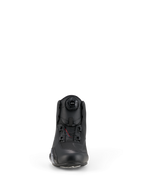 Alpinestars Celer sko, motorcykelsko, sort, set forfra med det integrerede Rotor Closure System-drejehjul, teknisk mikrofiberkonstruktion med en strømlinet profil og forstærket tåområde.