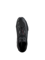 Alpinestars Celer sko, motorcykelsko, sort og mørkegrå, set oppefra med visning af Rotor Closure System-drejeknap og kabler, teknisk mikrofiberkonstruktion med strømlinet racingprofil, beskyttende sportsfodtøj