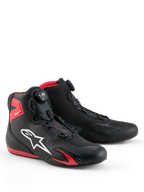 Alpinestars Celer sko, motorcykelsko, sort og klar rød, med hvidt Astars-logo, mikrometrisk drejeknap-lukkesystem og teknisk mikrofiberkonstruktion med røde TPU-detaljer, strømlinet sportsligt design til racing og gadekørsel