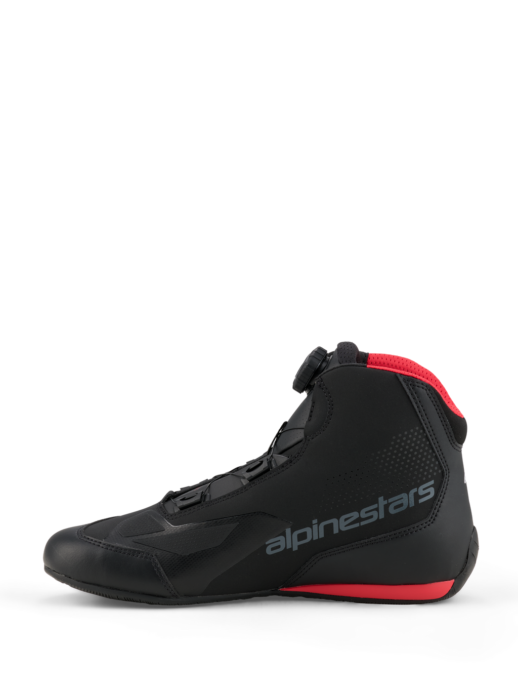 Alpinestars Celer sko, motorcykelsko, sort og lys rød, sideprofilvisning med Alpinestars Rotor-lukkesystem, overdel i mikrofiber med gråt logo og røde detaljer på mesh-kraven og sålen.