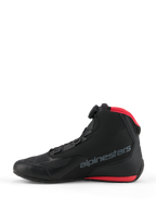 Alpinestars Celer sko, motorcykelsko, sort og lys rød, sideprofilvisning med Alpinestars Rotor-lukkesystem, overdel i mikrofiber med gråt logo og røde detaljer på mesh-kraven og sålen.