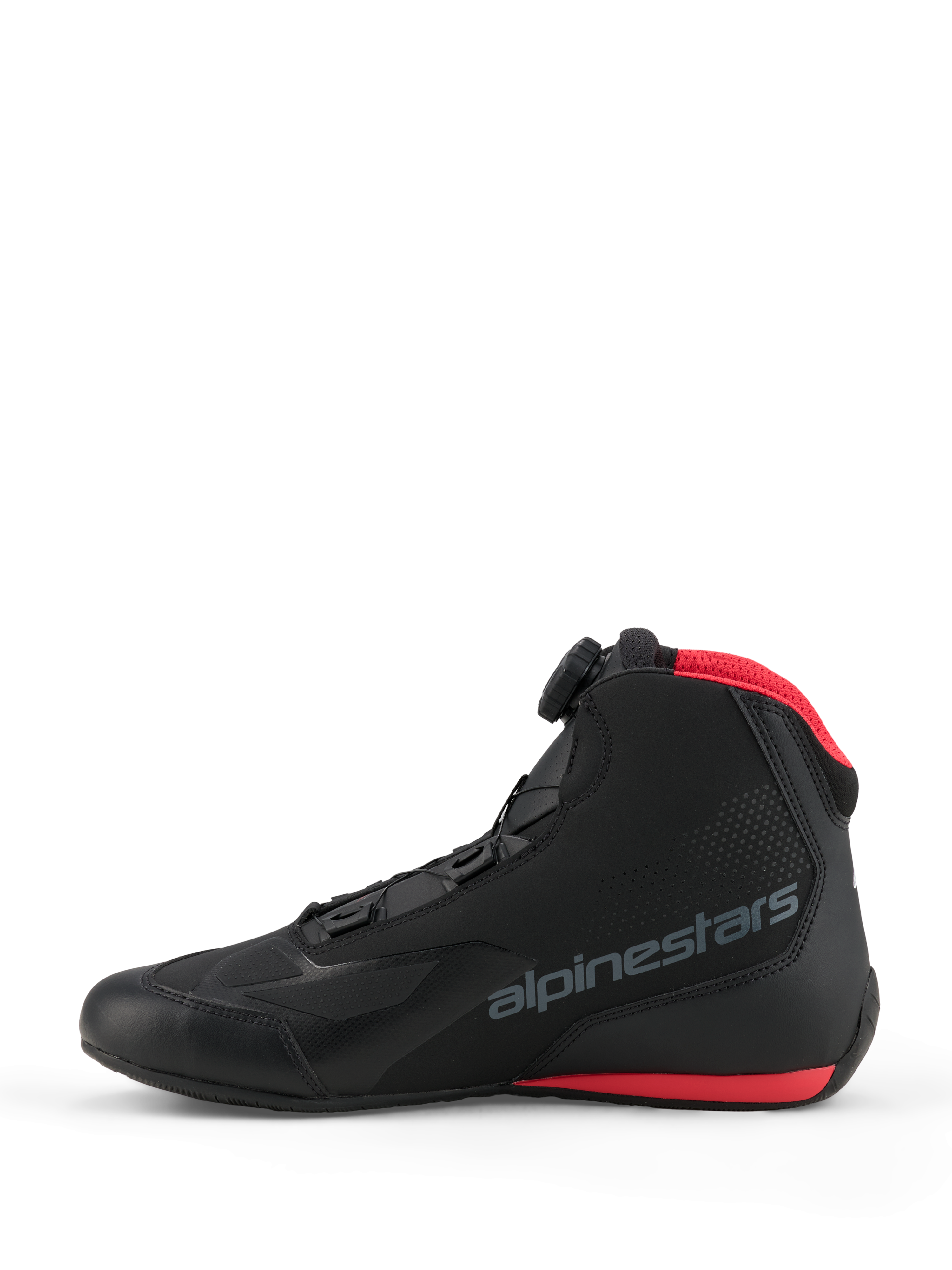 Alpinestars Celer sko, motorcykelsko, sort og lys rød, sideprofilvisning med Alpinestars Rotor-lukkesystem, overdel i mikrofiber med gråt logo og røde detaljer på mesh-kraven og sålen.