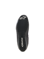 Alpinestars Celer Superair-sko, motorcykelsko, sort og mørkegrå, set nedefra, tekstureret oliebestandig gummiydersål med hvidt Alpinestars-stjernelogo ved tåen og navnetræk ved hælen