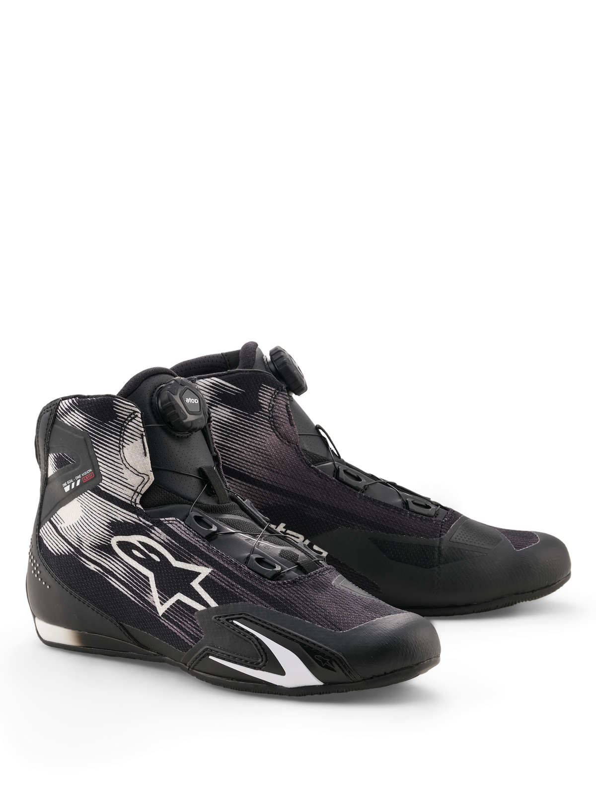 Alpinestars Celer Superair sko, motorcykelkøresko, sort og hvid, med et drejeknapsbetjent Rotor-lukningssystem på pløsen, hvidt stjernelogo på en åndbar tekstiloverdel og et sporty lavprofil-design.