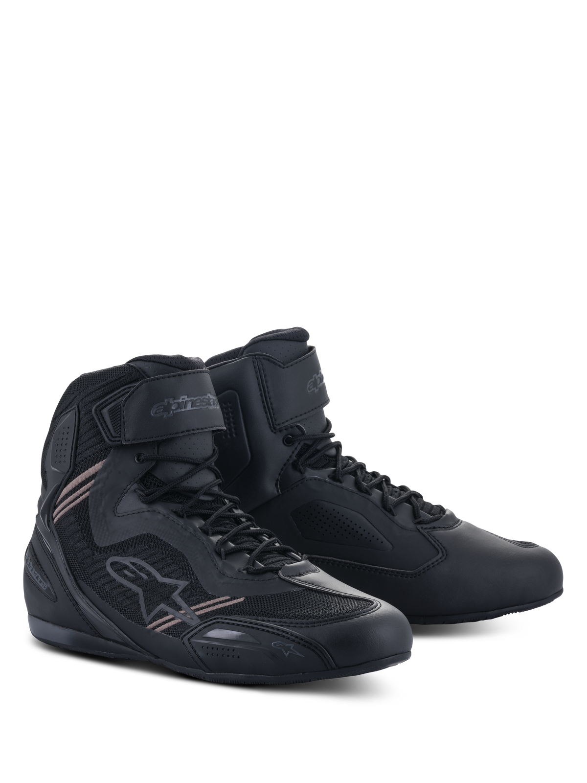 Alpinestars Faster-3 Rideknit® sko, motorcykel køresko, helt sorte, med overdel i letvægtsmikrofiber og mesh, snørelukning med velcro-ankelstrop og strømlinet road racing-design.