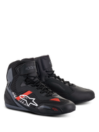 Alpinestars Faster-3 Rideknit® sko, motorcykel-køresko, sort, grå og klar rød, overdel i mikrofiber og strikket tekstil, hvidt Alpinestars-logo på siden med røde og hvide detaljer, snørelukning med velcro-ankelrem, strømlinet road-racing-design