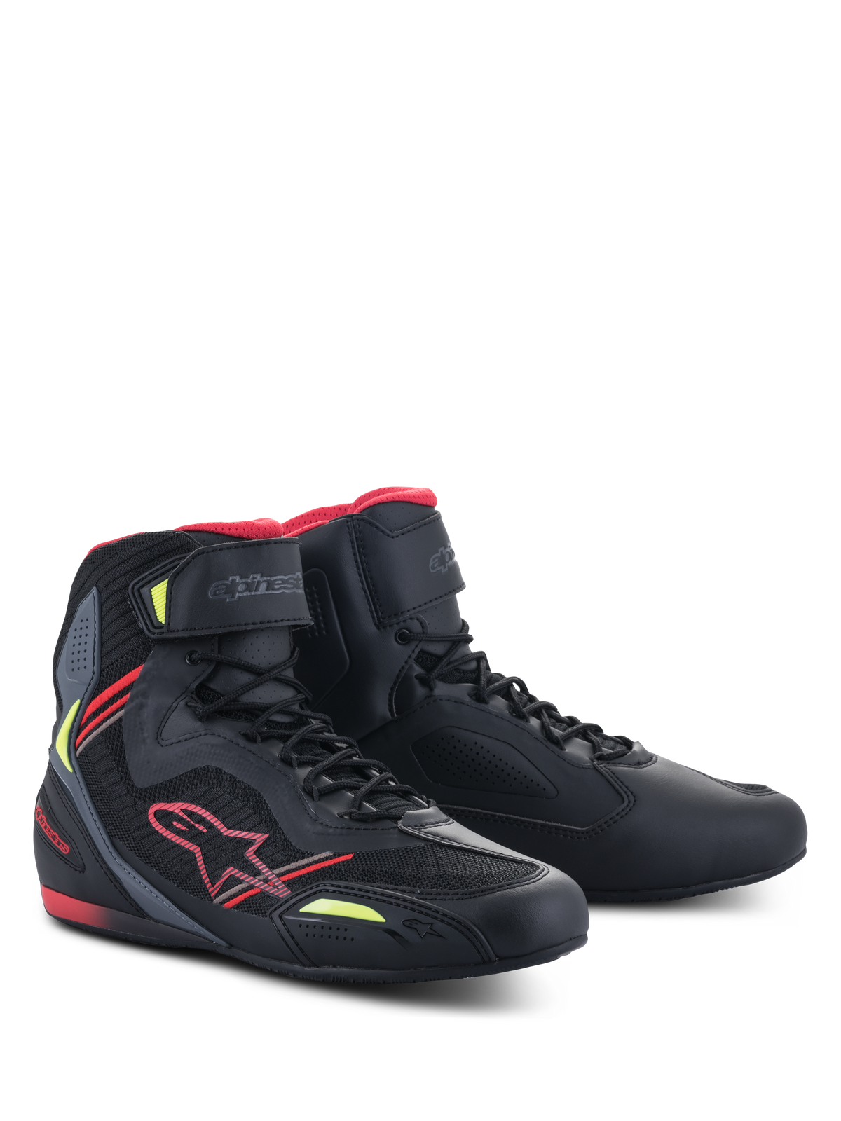 Alpinestars Faster-3 Rideknit® sko, Sort Rød Gul Fluo, letvægts motorcykelsko med overdel i mikrofiber og mesh, rødt Alpinestars-logo og fluorescerende gule detaljer, høj profil med snørelukning og ankelrem.