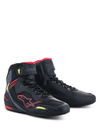 Alpinestars Faster-3 Rideknit® sko, Sort Rød Gul Fluo, letvægts motorcykelsko med overdel i mikrofiber og mesh, rødt Alpinestars-logo og fluorescerende gule detaljer, høj profil med snørelukning og ankelrem.