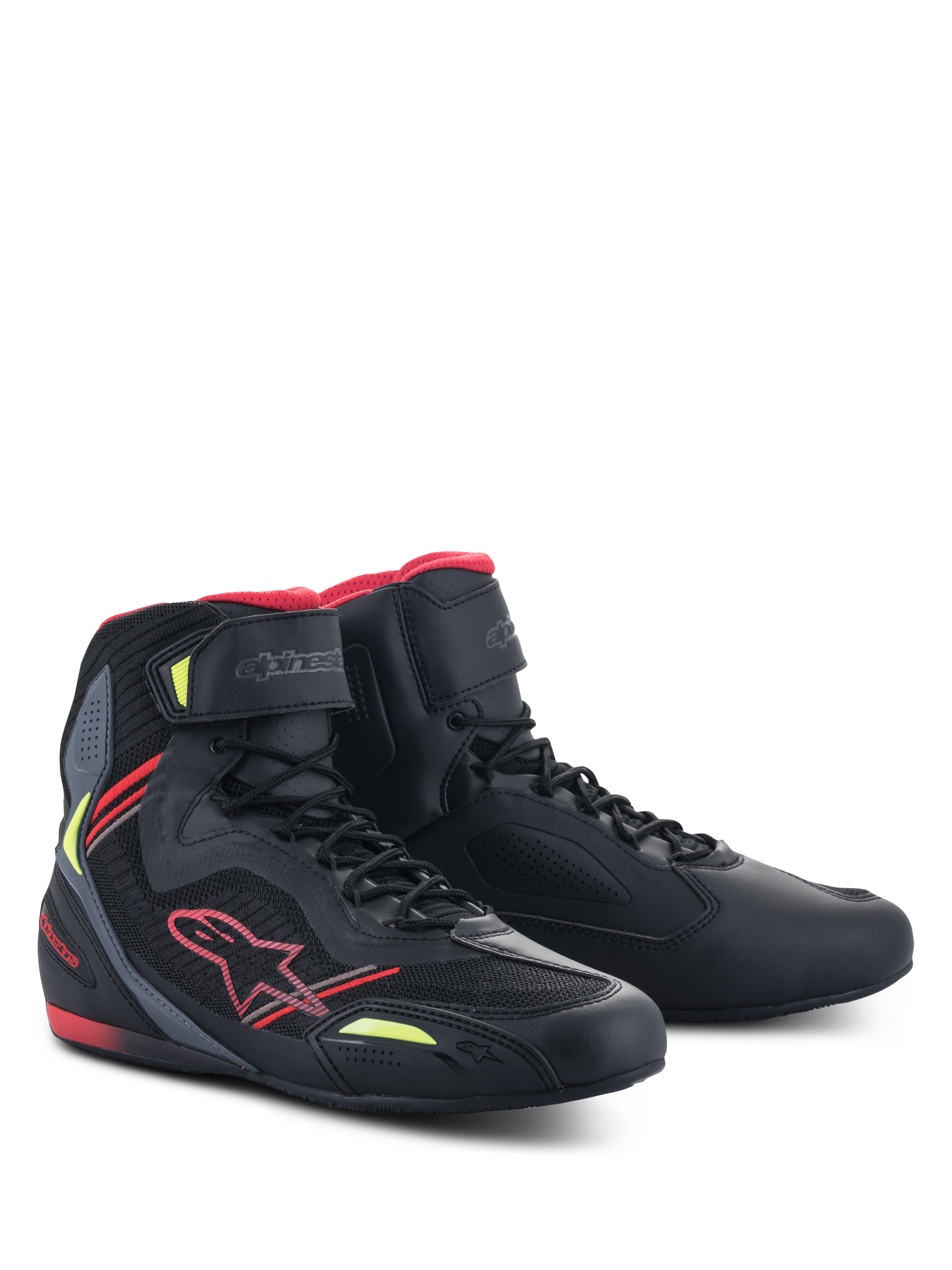 Alpinestars Faster-3 Rideknit® sko, Sort Rød Gul Fluo, letvægts motorcykelsko med overdel i mikrofiber og mesh, rødt Alpinestars-logo og fluorescerende gule detaljer, høj profil med snørelukning og ankelrem.