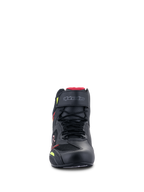 Alpinestars Faster-3 Rideknit® sko, motorcykelsko, sort med røde og Yellow Fluo-detaljer, set forfra med snørebånd, en velcro-ankelrem og åndbare strikkede paneler med rødt for