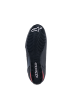 Alpinestars Faster-3 Rideknit® sko, set nedefra, sort sål med røde detaljer, tekstureret mønster for greb, hvidt Alpinestars stjernelogo på tåen og navnetræk på hælen, letvægtsfodtøj til motorcykelkørsel