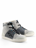 Alpinestars Circal køresko, urbant motorcykelfodtøj, grå, sort og Methyl Blue, high-top sneaker-stil med lysegråt lærred og mørkegrå genanvendte filtpaneler, sort stjernelogo og en nistret gummisål.