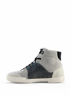 Alpinestars Circal køresko, urbant motorcykel-fodtøj, grå, sort og methylblå, sideprofil med canvas og genanvendte filtmaterialer, spættet off-white sål, high-top casual stil til bykørsel