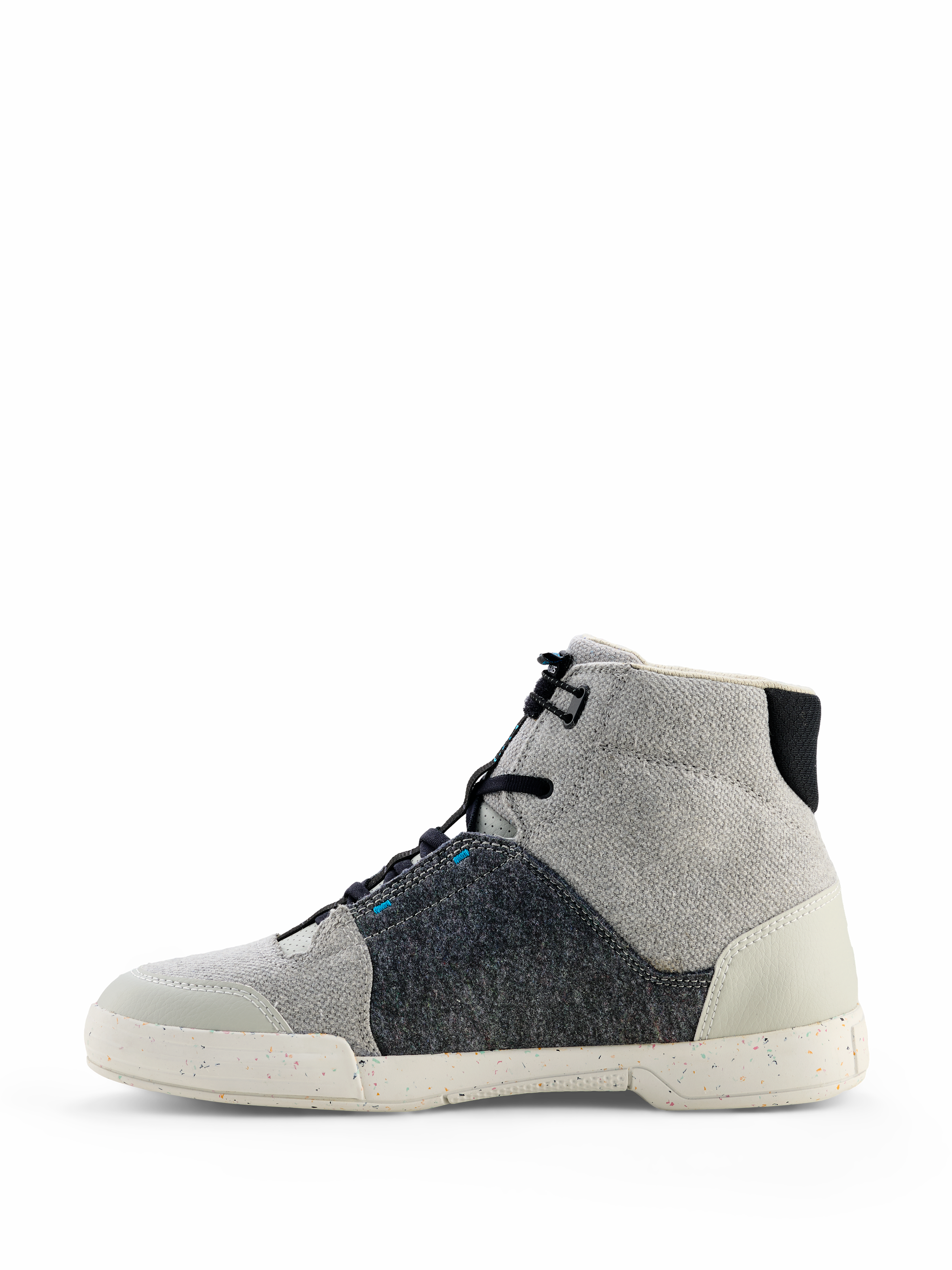 Alpinestars Circal køresko, urbant motorcykel-fodtøj, grå, sort og methylblå, sideprofil med canvas og genanvendte filtmaterialer, spættet off-white sål, high-top casual stil til bykørsel