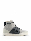 Alpinestars Circal ridingsko, høj sneaker til motorcykel i Gray Black Methyl Blue, lysegråt lærred og mørkegrå teksturerede stofpaneler, hvid gummisål med farverige genbrugsprikker, sort Alpinestars stjernelogo, "ALPINESTARS SINCE 1963" på anklen, moderne urban kørestil