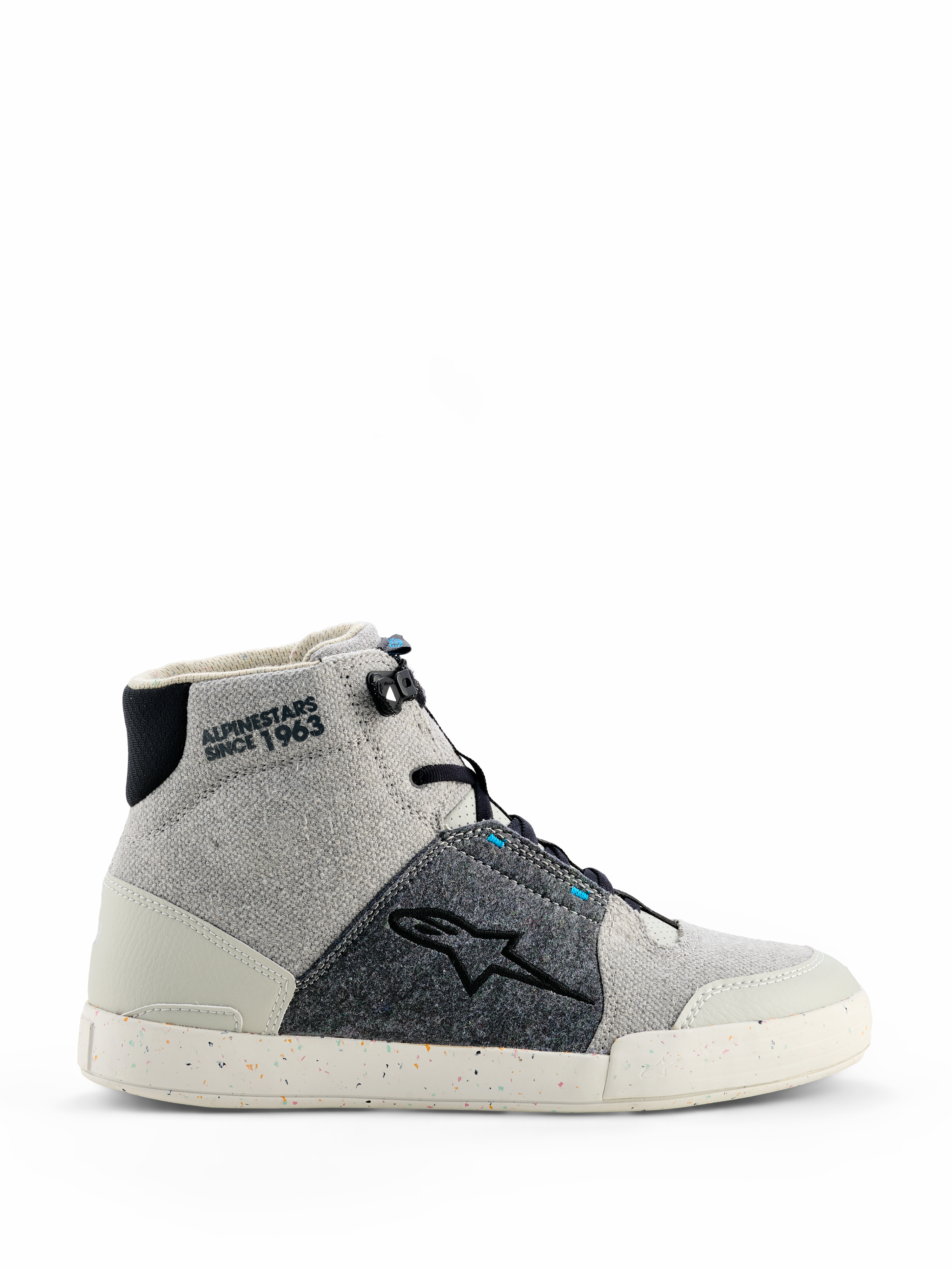 Alpinestars Circal ridingsko, høj sneaker til motorcykel i Gray Black Methyl Blue, lysegråt lærred og mørkegrå teksturerede stofpaneler, hvid gummisål med farverige genbrugsprikker, sort Alpinestars stjernelogo, "ALPINESTARS SINCE 1963" på anklen, moderne urban kørestil