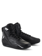 Alpinestars Faster-4 sko, motorcykel-køresko, sort, high-top design med snørebånd og velcrostrop, hvide og grå logoer, strømlinet mikrofiberkonstruktion til landevejskørsel