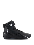 Alpinestars Faster-4 sko, sort high-top motorcykel-køresko, set fra siden, sort med hvide detaljer, snørebånd og velcrolukning, sporty design med polstret krave og TPU-beskyttelse
