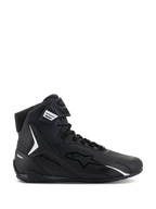 Alpinestars Faster-4 sko, sort high-top motorcykel-køresko, set fra siden, sort med hvide detaljer, snørebånd og velcrolukning, sporty design med polstret krave og TPU-beskyttelse