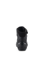 Alpinestars Faster-4 sko, sorte motorcykelkøresko, set bagfra med fokus på TPR-hælkappen og reflekterende detaljer, polstret tekstilkrave, præstationsorienteret design til sportslig landevejskørsel.