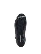 Alpinestars Faster-4 sko, sort, set nedefra af gummiydersålen med teksturerede grebsmønstre, hvidt Alpinestars-logo på forfoden og branding på hælen, motorcykel-køresko