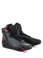 Alpinestars Faster-4 sko, motorcykelkøresko, sort, grå og rød fluo, sømløs overdel i mikrofiber med beskyttende TPU-paneler, snørelukning med krog-og-løkke-strop, sportslig aerodynamisk profil til vejkørsel