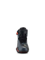 Alpinestars Faster-4 sko, motorcykelkøresko, sort grå og rød fluo, set forfra med sømløs mikrofiberoverdel, traditionelle snørebånd og justerbar ankelrem med Alpinestars-logo
