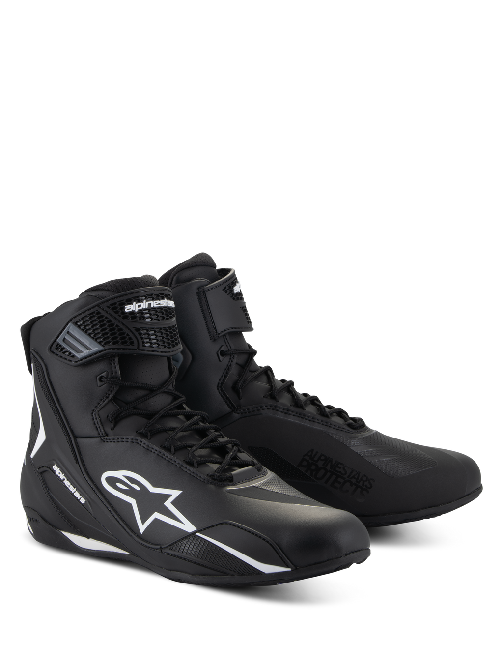 Alpinestars Faster-4 sko, sorte motorcykel-køresko med hvide detaljer, mid-cut design med hvidt Astars-logo, 'Alpinestars Protects'-tekst på tåen, kombineret snøre- og velcrolukning