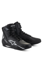 Alpinestars Faster-4 sko, sorte motorcykel-køresko med hvide detaljer, mid-cut design med hvidt Astars-logo, 'Alpinestars Protects'-tekst på tåen, kombineret snøre- og velcrolukning