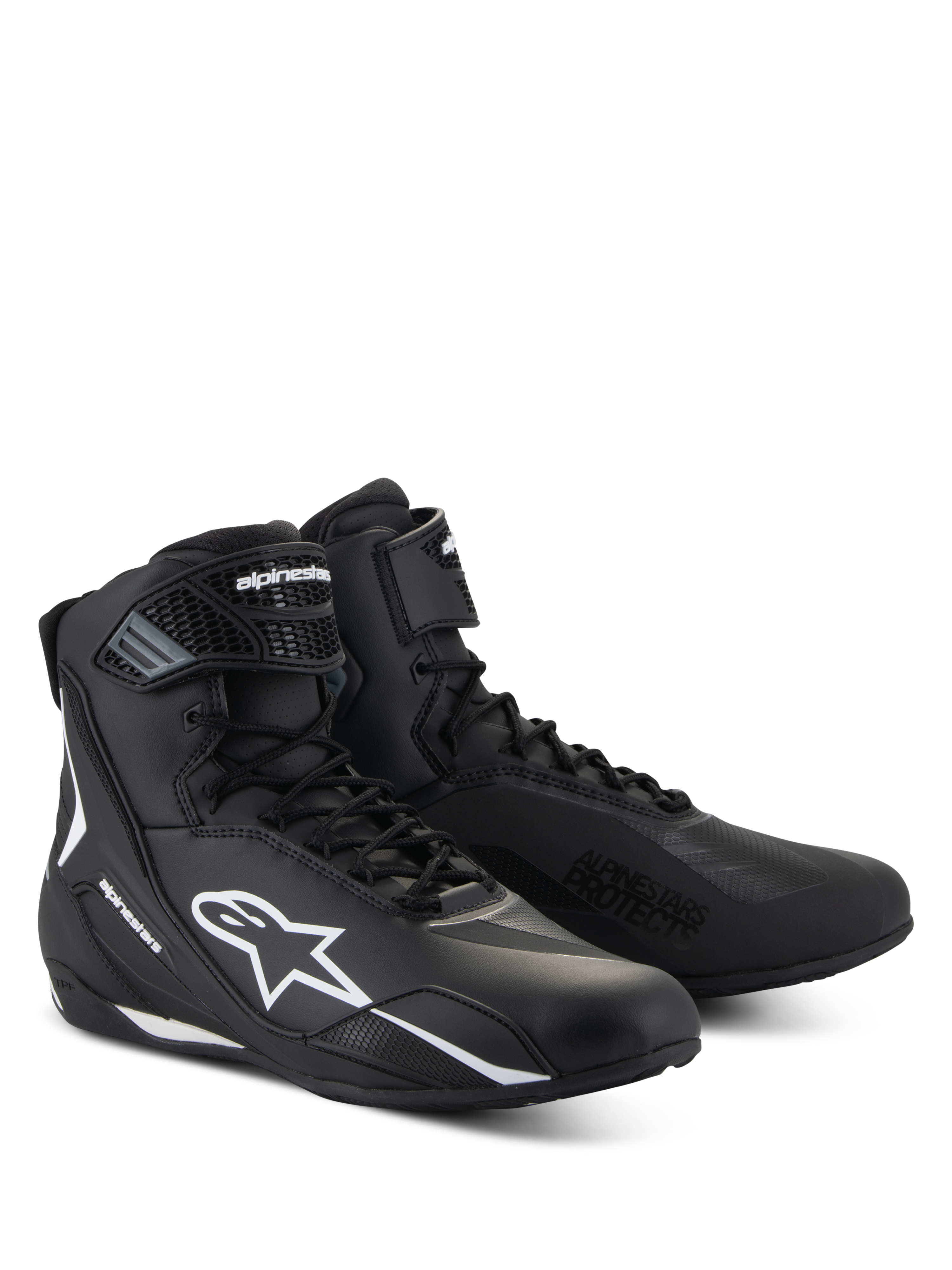 Alpinestars Faster-4 sko, sorte motorcykel-køresko med hvide detaljer, mid-cut design med hvidt Astars-logo, 'Alpinestars Protects'-tekst på tåen, kombineret snøre- og velcrolukning