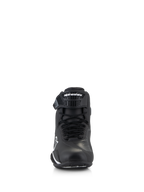 Alpinestars Faster-4 sko, motorcykelsko, sort og hvid, set forfra med snørelukning og justerbar TPR-ankelrem med Alpinestars-logo, strømlinet og beskyttende design til landevejskørsel