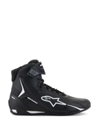 Alpinestars Faster-4 sko, sort og hvid motorcykel-køresko, sidevisning af højhalset design med hvidt stjernelogo, tekstureret ankelstrop, snørelukning, strømlinet overdel i mikrofiber, performance-orienteret racing-inspireret fodtøj