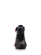 Alpinestars Faster-4 sko, motorcykelkøresko, sort, hvid og rød, set forfra viser traditionel snørelukning og ergonomisk TPR-ankelrem med Alpinestars-logo, strømlinet mikrofiber-overdel med røde detaljer