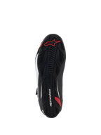 Alpinestars Faster-4 sko, motorcykel køresko, set fra undersiden, sort gummi med tekstureret grebsmønster, rødt Alpinestars-logo og hvidt brandnavn, designet til vej- og sportskørsel