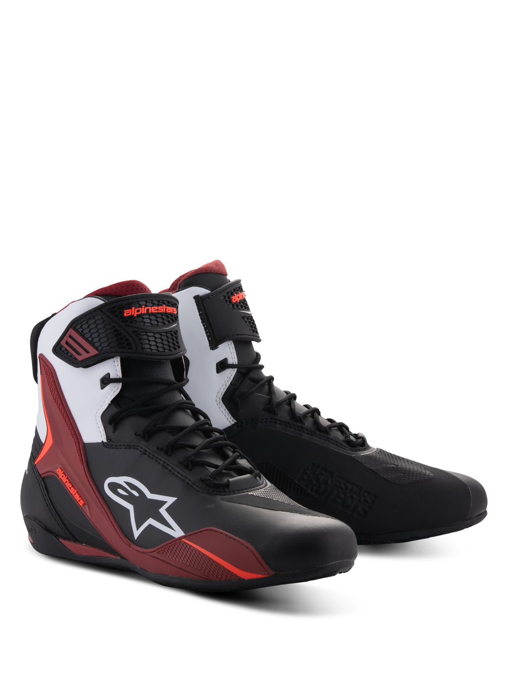 Alpinestars Faster-4 sko, motorcykel-køresko, sort, hvid og mørkerød, med snørebåndslukning og ankelstrop, hvidt Alpinestars-logo på siden, sporty design med forstærket beskyttelse til landevejskørsel