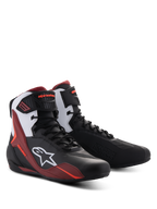 Alpinestars Faster-4 sko, motorcykel-køresko, sort, hvid og mørkerød, med snørebåndslukning og ankelstrop, hvidt Alpinestars-logo på siden, sporty design med forstærket beskyttelse til landevejskørsel