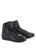 Alpinestars Stella Faster-3 Rideknit® sko til damer, høje motorcykelsko i Black Anthracite, sømløs strikket konstruktion for åndbarhed, snørebåndslukning med velcro-ankelrem, Alpinestars-logo på siden, forstærkede beskyttelsespaneler, strømlinet sporty design