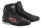 Alpinestars Stella Faster-3 Rideknit® sko til kvinder, motorcykelkøresko, sort med gule og lyserøde detaljer, åndbar strikket overdel, sikker snørebåndslukning med velcrolukning ved anklen, beskyttende forstærkede paneler.