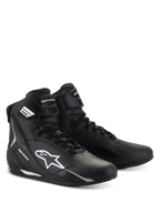 Alpinestars Stella Faster-4 sko, motorcykelsko til damer, sort med hvide detaljer, high-top sporty design med snørelukning og velcro-ankelrem, holdbar mikrofiberkonstruktion med beskyttende sidelogoer