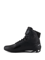 Alpinestars Stella Faster-4 sko, køresko til kvinder, sort med hvide detaljer, sideprofil, high-top design med snørebånd og justerbar ankelrem, beskyttende motorcykelfodtøj